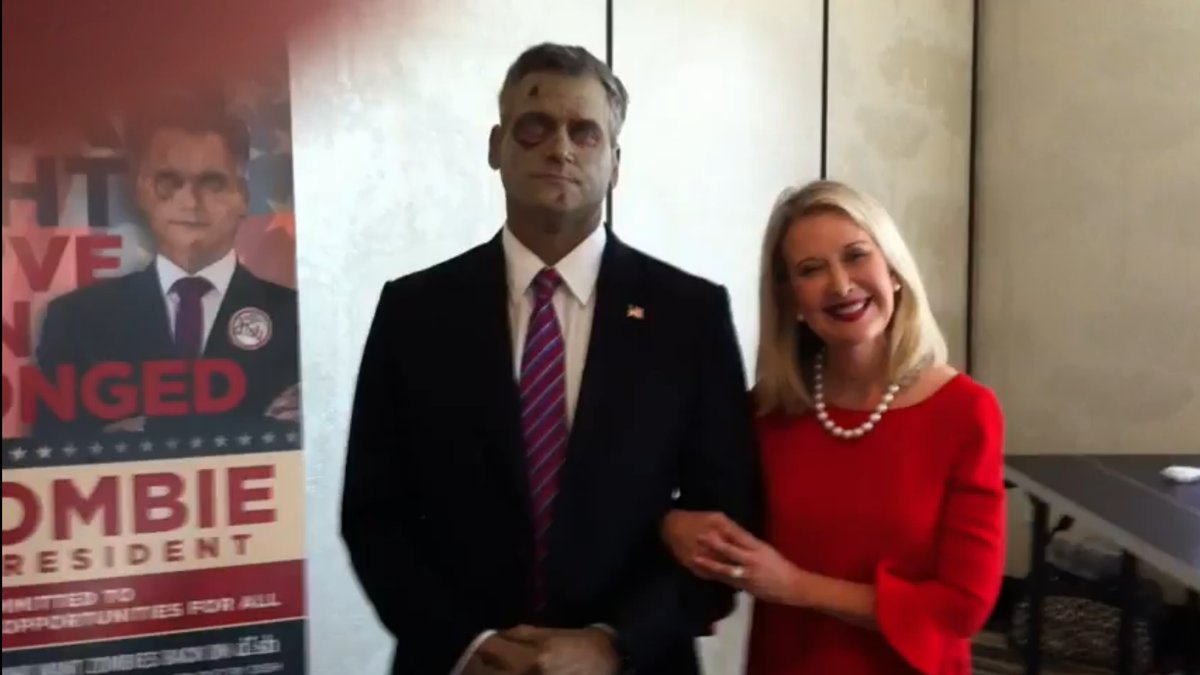 Trots att landet är delat mellan Obama och Romney tycker hoppas Patti Morgan-Zombie att hennes make kan lyckas i så kallade "döda stater". 